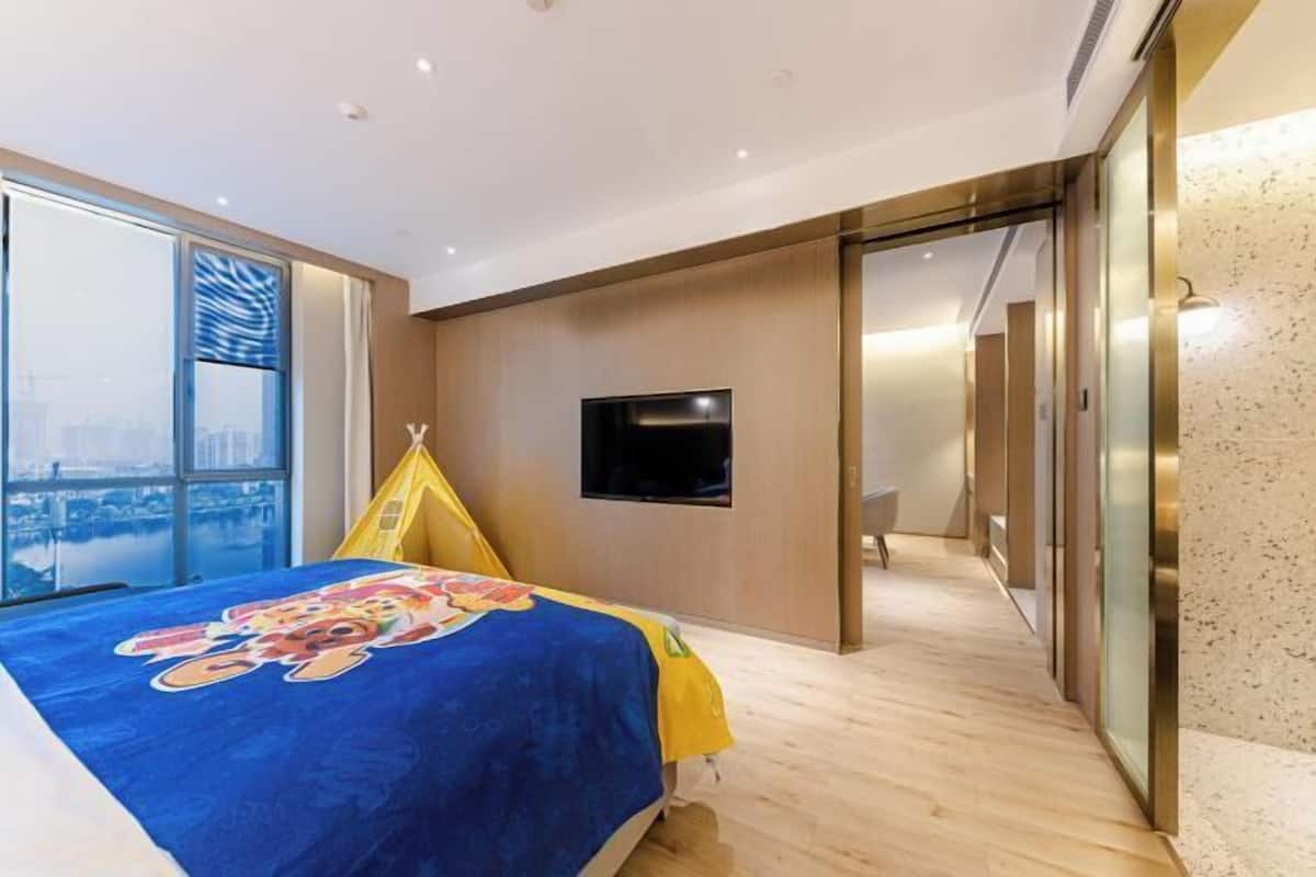 1 dormitorio, caja fuerte, escritorio y tabla de planchar con plancha
