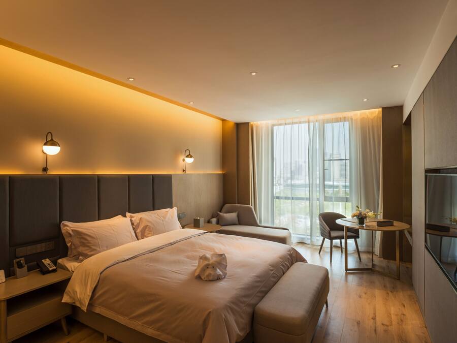 Yuexiang Deluxe King Room | In-room safe, desk, iron/ironing board (on request), WiFi (free)