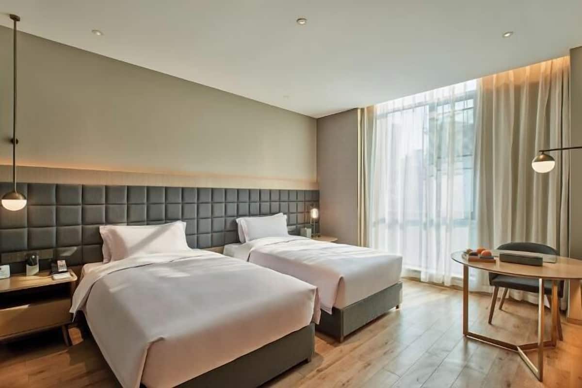 Värdeförvaringsskåp på rummet, skrivbord och strykjärn/strykbräda