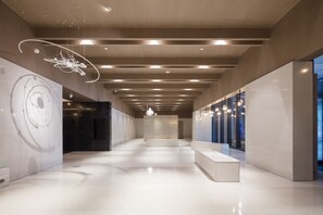 Lobby sitting area - Kingdom Shuyue Hotel (Wuhan)