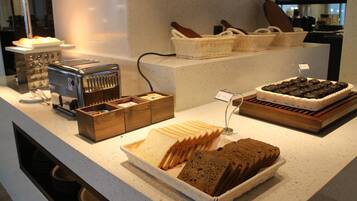 Petit déjeuner buffet servi tous les jours en supplément