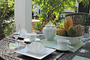 Menyajikan hidangan lokal dan internasional