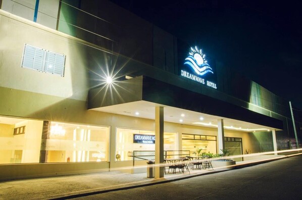 Voorkant accommodatie - avond/nacht