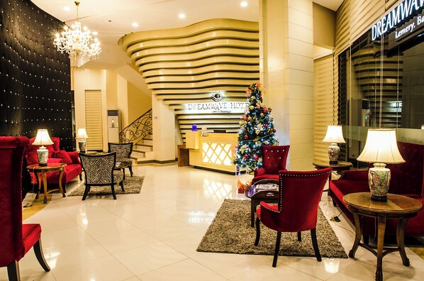 Minibar, escriptori i roba de llit 