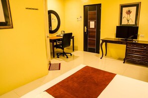 迷你吧、書桌、床單