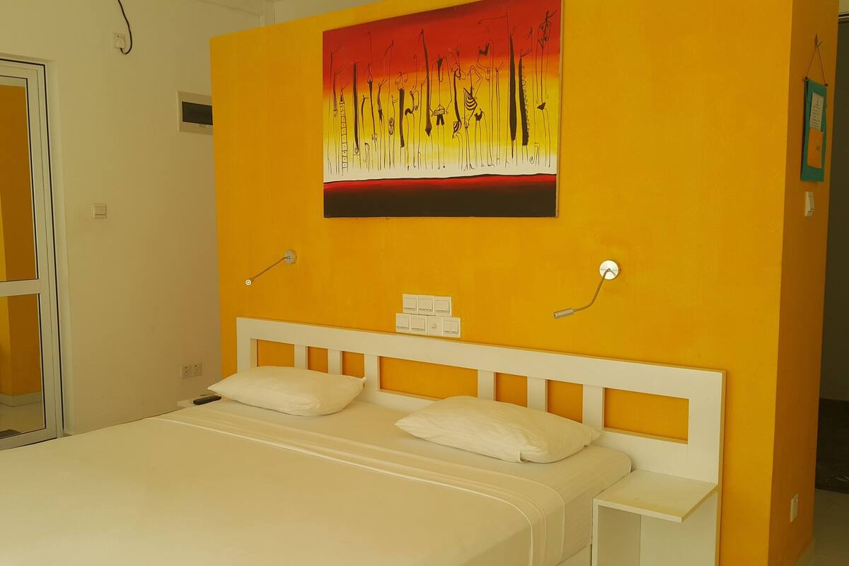 Ropa de cama de alta calidad y caja de seguridad en la habitación 