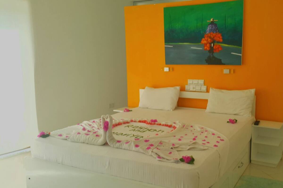 Ropa de cama de alta calidad y caja de seguridad en la habitación 