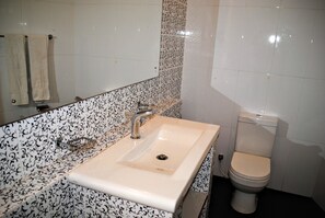 Douche, articles de toilette gratuits, sèche-cheveux