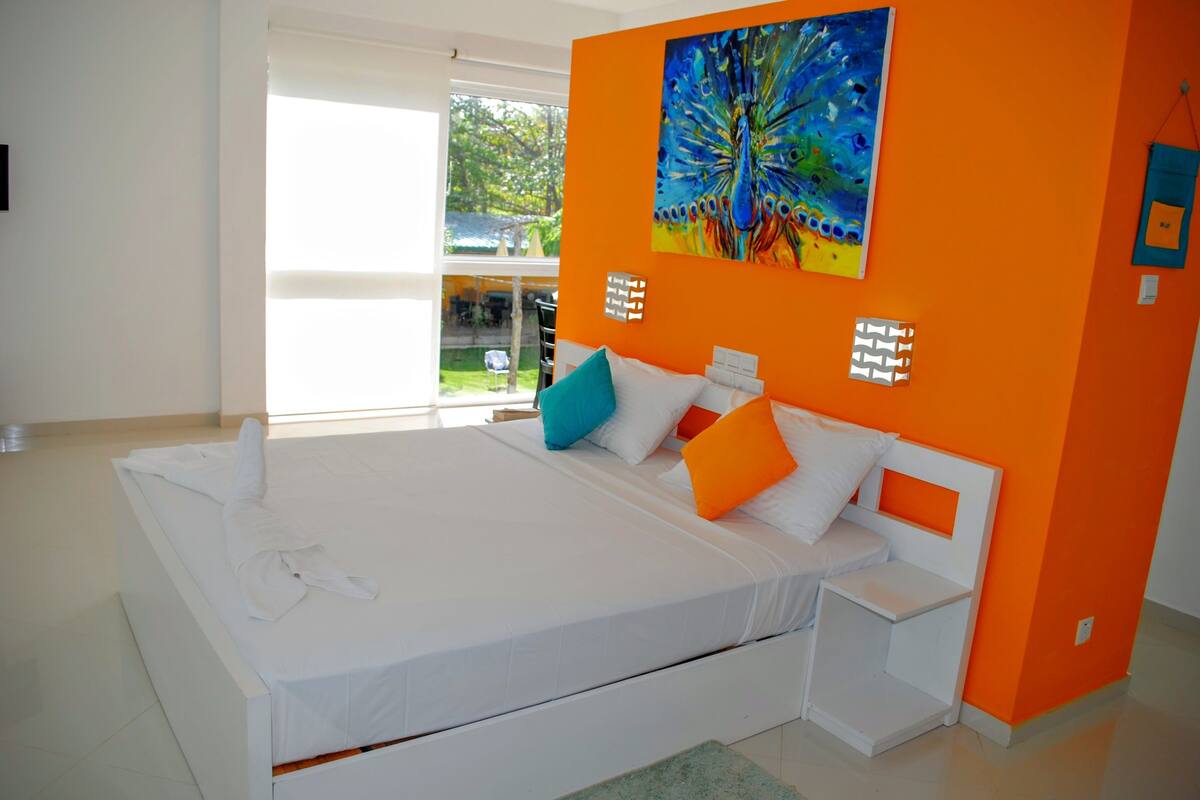 Ropa de cama de alta calidad y caja de seguridad en la habitación 
