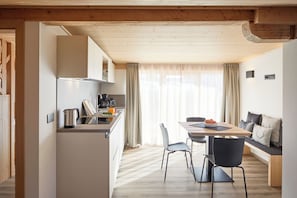 Condo de lujo | Cocina privada | Refrigerador con congelador, microondas, horno y parrilla de estufa 
