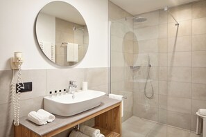 Superior Condo | Bathroom | Shower, rainfall showerhead, hair dryer, slippers - Residence Settsass (Corvara in Badia)