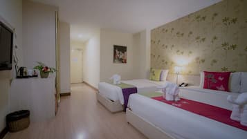 Caja de seguridad en la habitación, escritorio y cortinas blackout