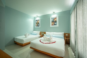 A hotel room with two beds, a nightstand, and a wall-mounted light fixture. - Villa Cha-Cha Khaosan-Rambuttri (Bangkok)