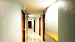 A long, narrow hallway with doors on both sides, leading to multiple rooms. - Villa Cha-Cha Khaosan-Rambuttri (Bangkok)