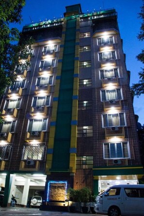 واجهة المنشأة - في المساء/الليل