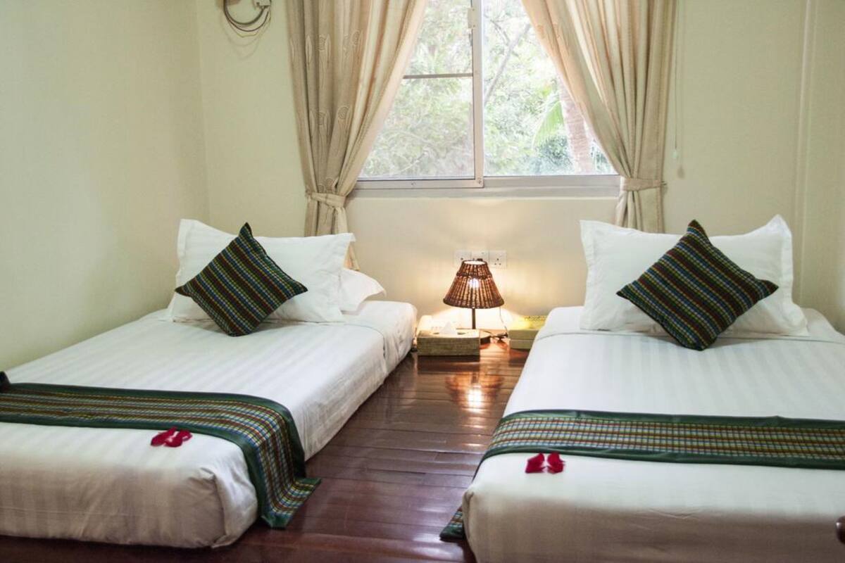 Standard Room | Minibar, in-room safe, desk, blackout drapes