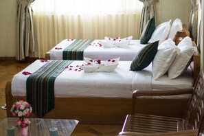 ميني بار وخزنة داخل الغرفة ومكتب وستائر تعتيم