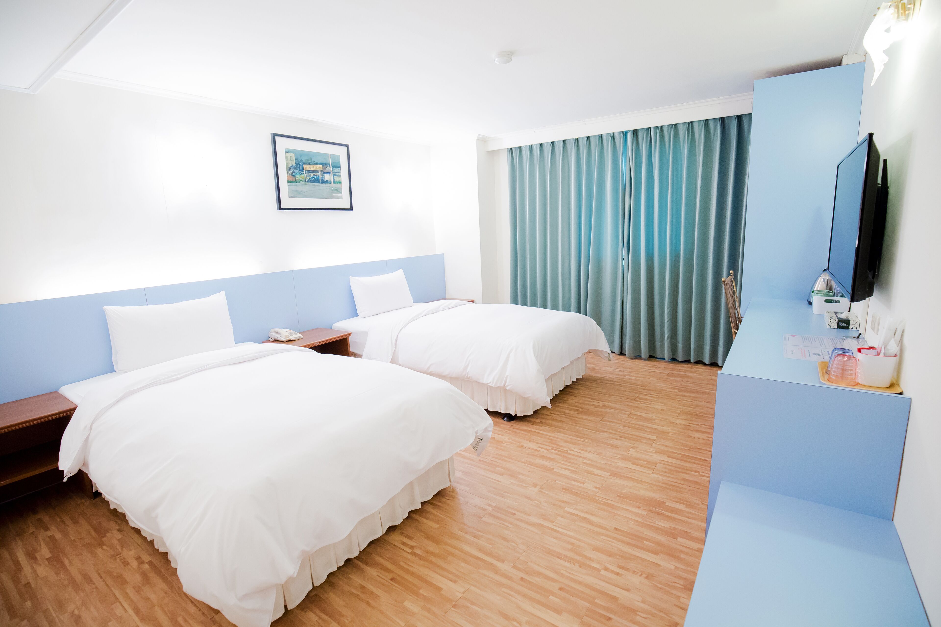 twin room | desk, free wifi, bed sheets