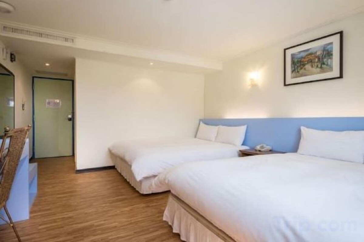 Een bureau, gratis wifi, beddengoed