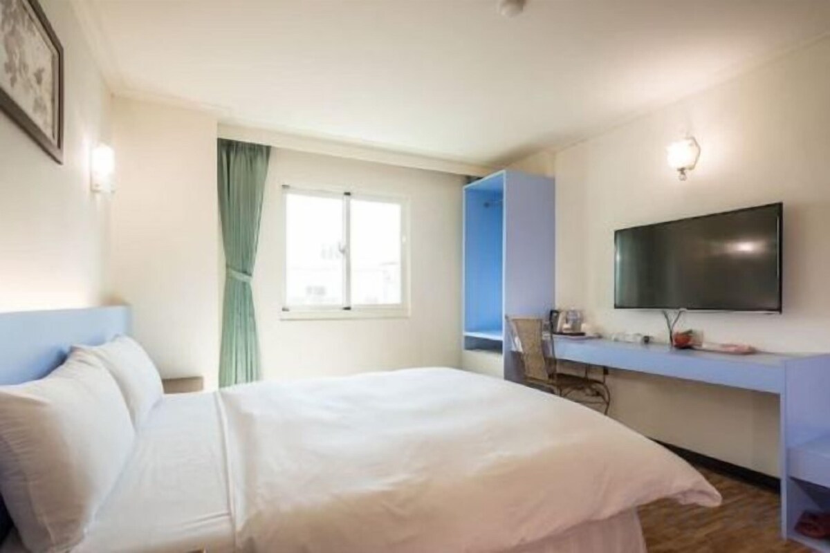 Een bureau, gratis wifi, beddengoed