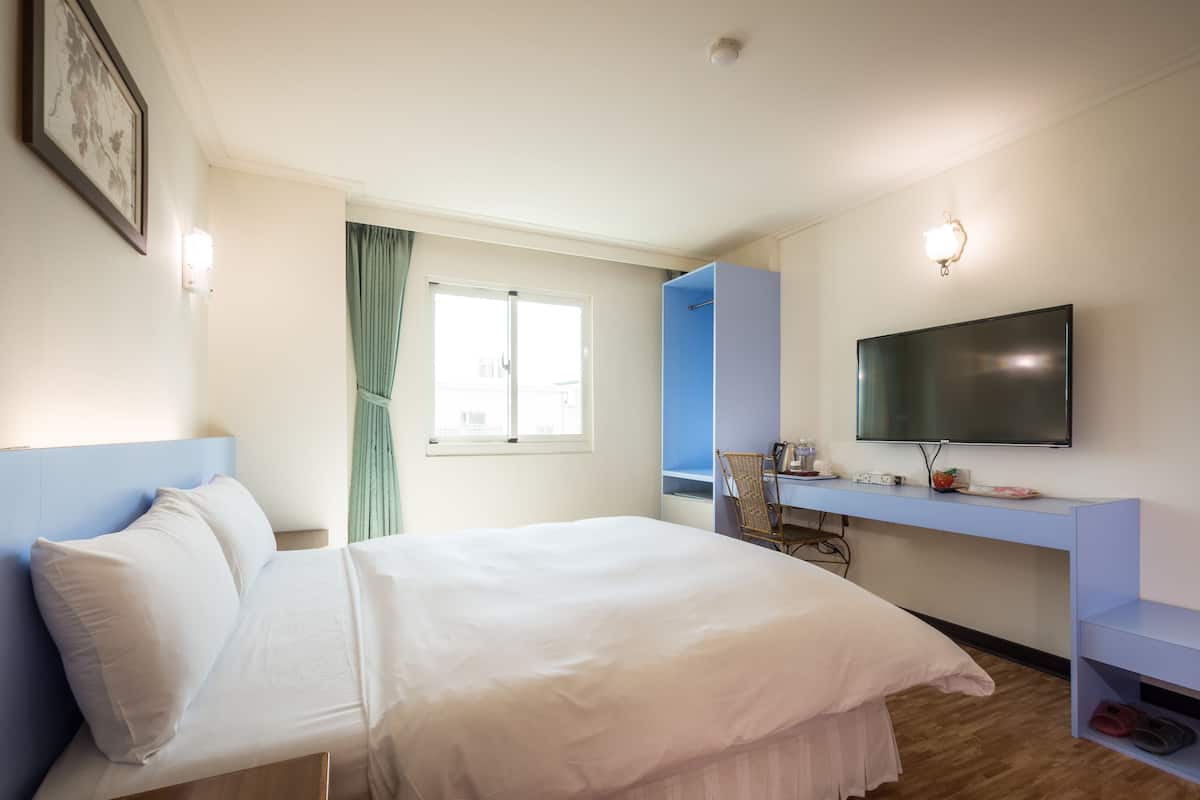 double room | desk, free wifi, bed sheets