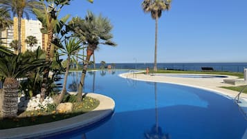 4 outdoor pools, pool umbrellas, pool loungers