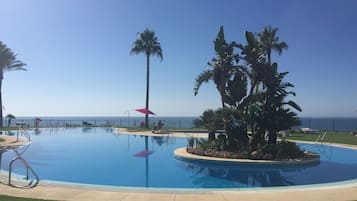 4 outdoor pools, pool umbrellas, pool loungers