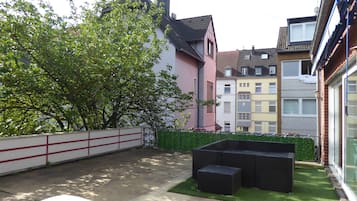 Deluxe-Apartment, 1 Schlafzimmer, Küche, Blick auf den Innenhof | Hochwertige Bettwaren, Minibar, Zimmersafe, individuell dekoriert