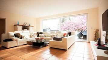 LÀgenhet Deluxe - 1 sovrum - kök - utsikt mot innergÄrden | SÀngtillbehör av högsta kvalitet och minibar