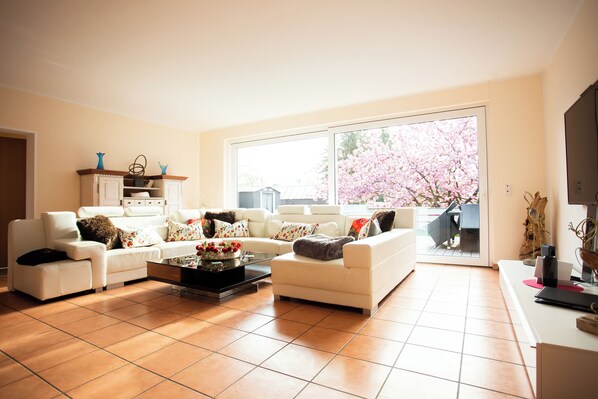 Deluxe Apartment, 1 Bedroom, Kitchen, Courtyard View