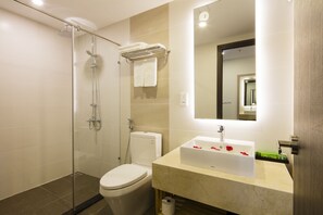 Shower, free toiletries, hair dryer, bathrobes - BN Boutique Nha Trang (Nha Trang)