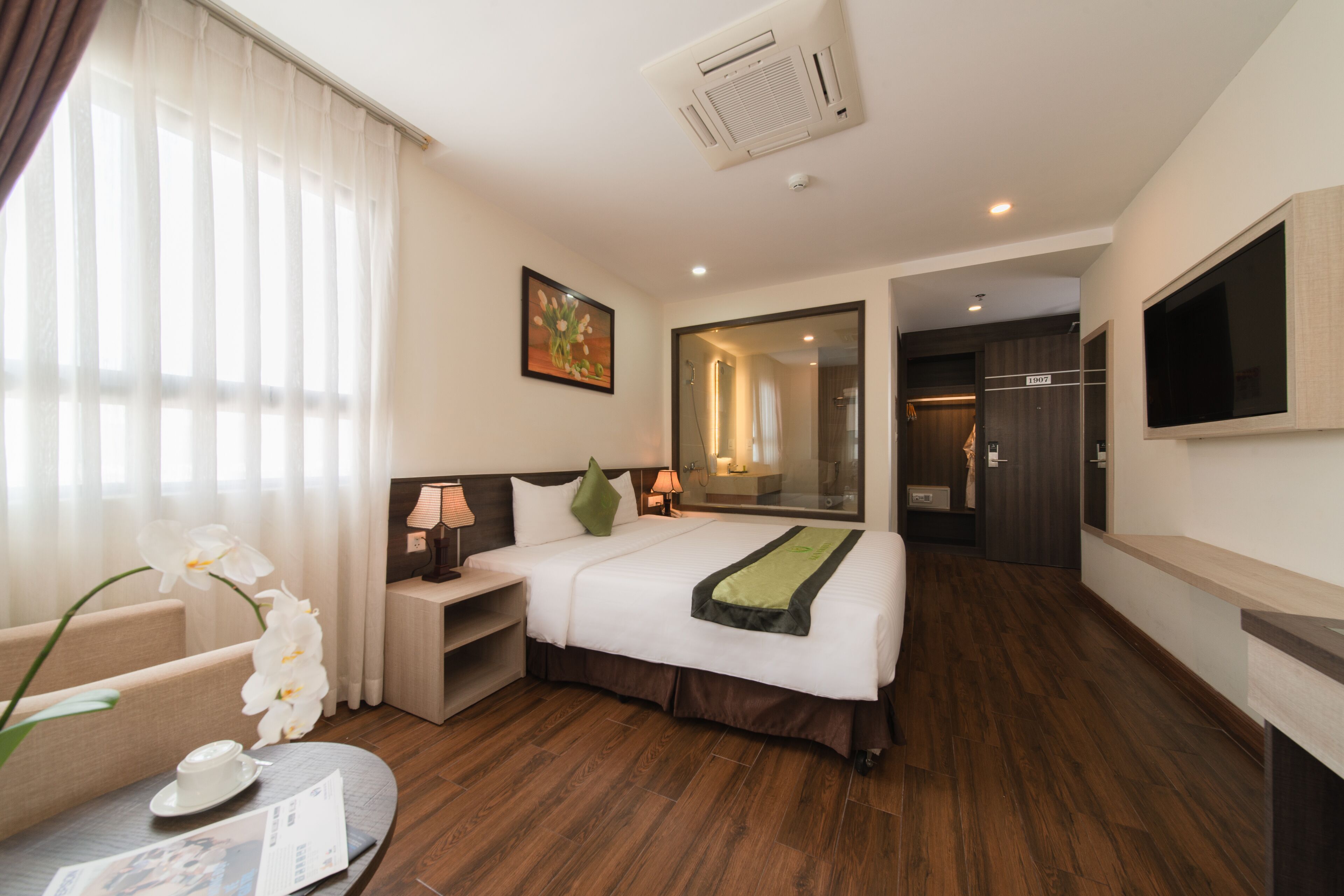 Roupas de cama premium, frigobar, cofres nos quartos, escrivaninha