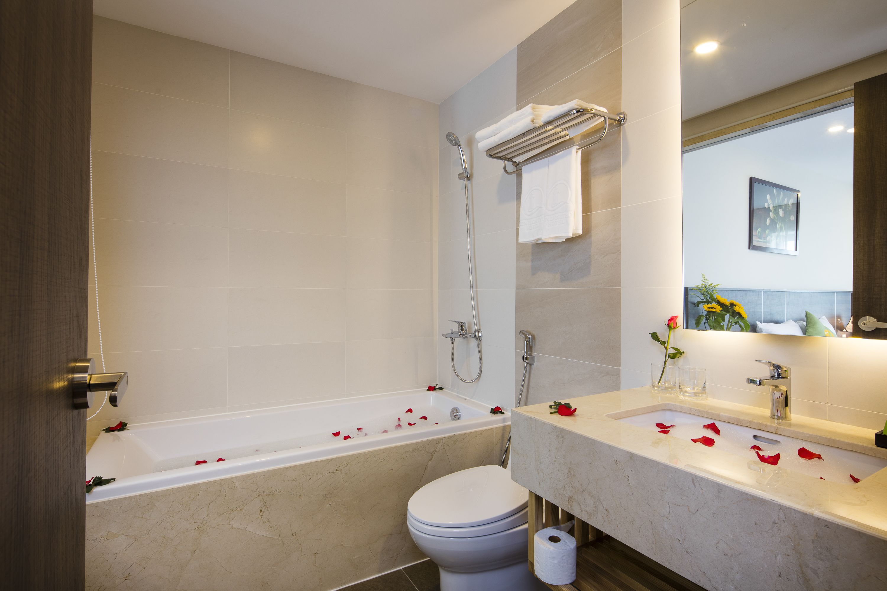 Un baño moderno con bañera, ducha e inodoro.