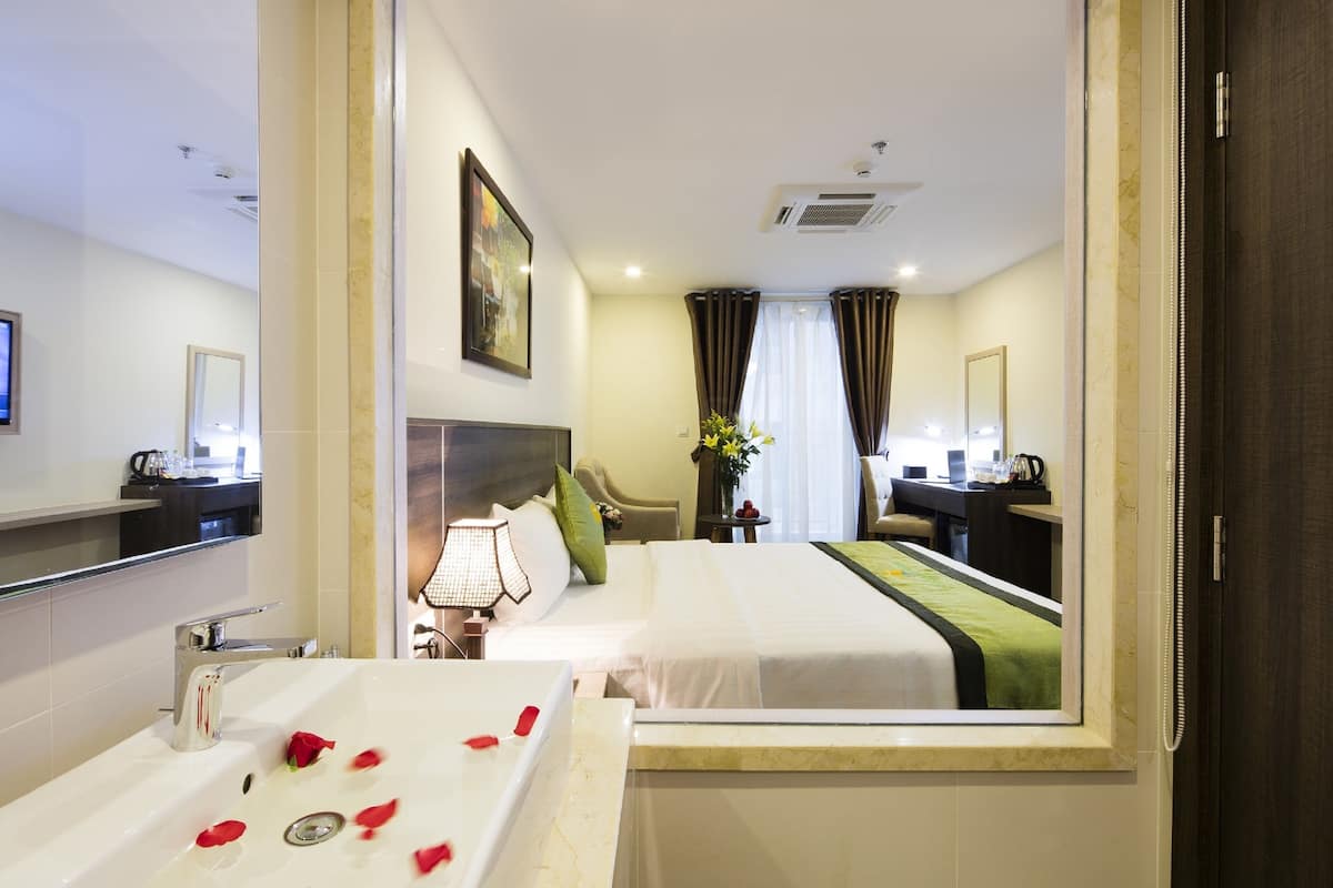 Doppia Senior, vista città | Biancheria da letto di alta qualità, minibar, una cassaforte in camera