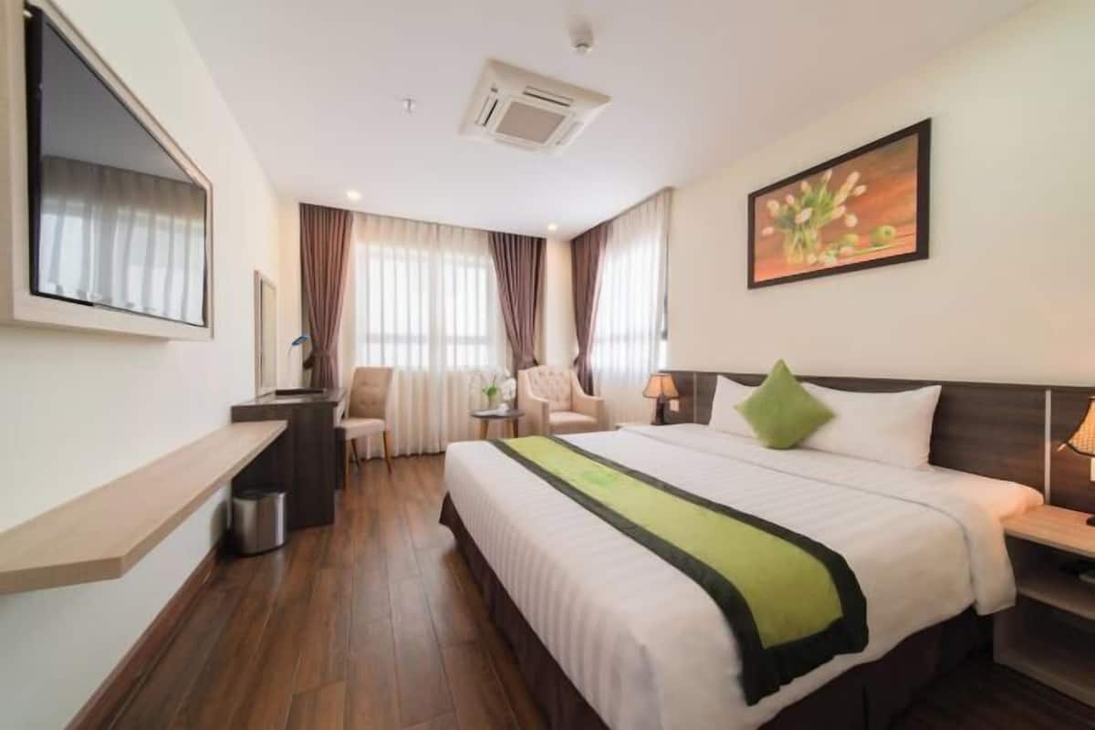 Premium bedding, minibar, in-room safe, desk