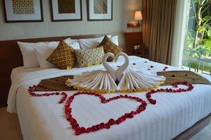 Dobbeltrom – superior, 1 kingsize-seng, bassengutsikt | Minibar, skrivebord, blendingsgardiner og wi-fi (inkludert)