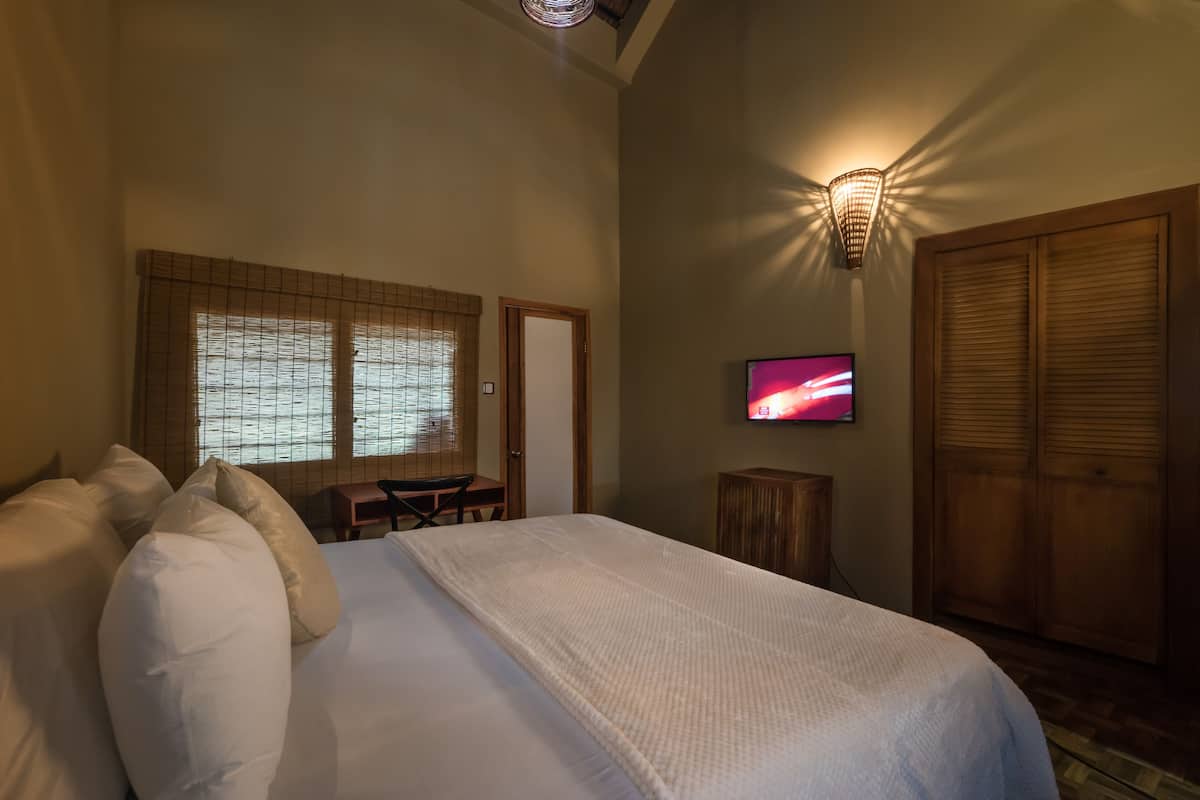 Standard Room | Hypo-allergenic bedding, in-room safe, desk, laptop workspace