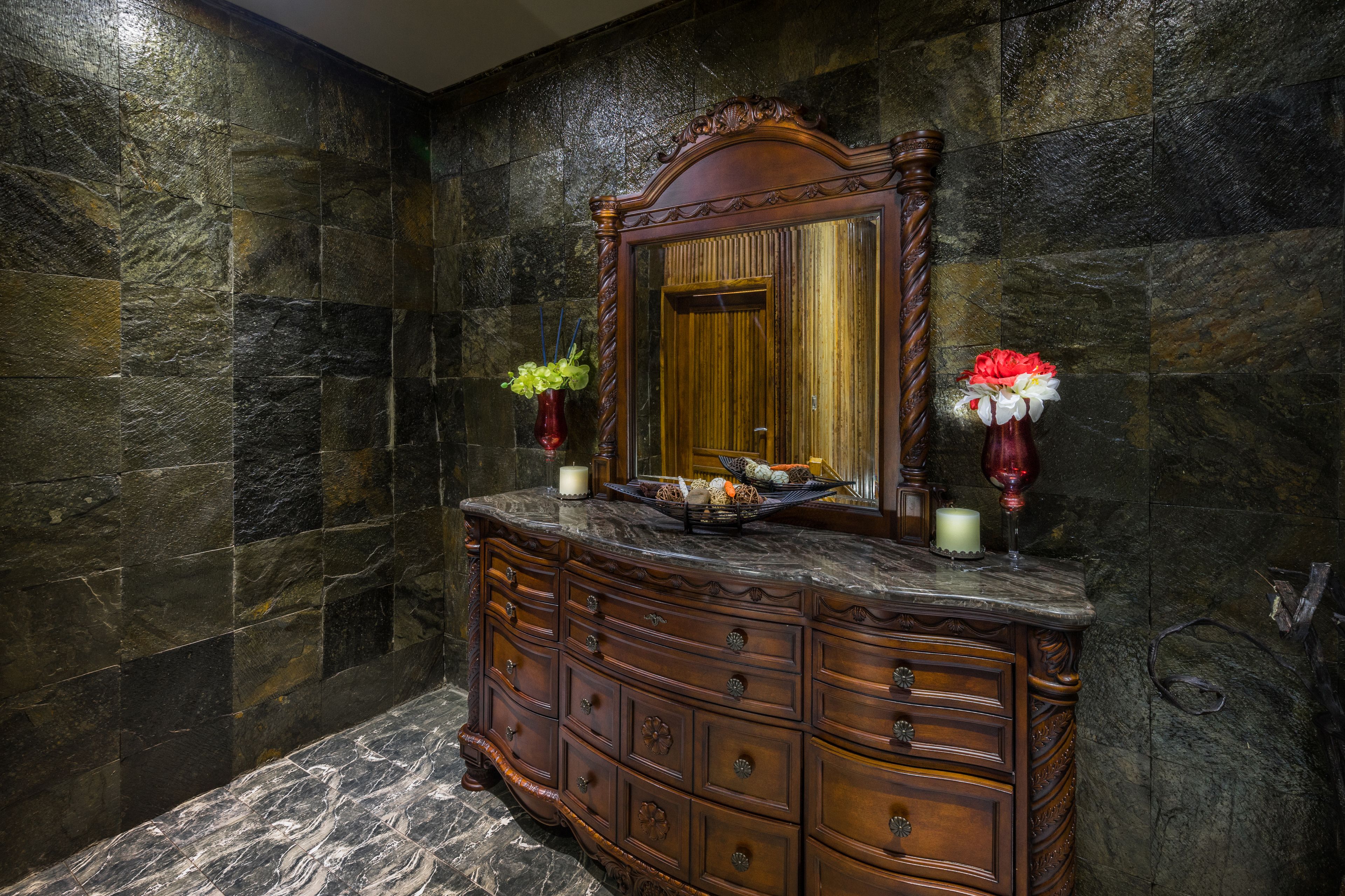 presidential suite, 6 bedrooms | living area | flat-screen tv