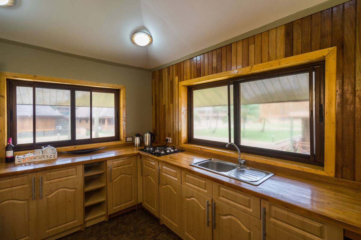 fridge, coffee/tea maker