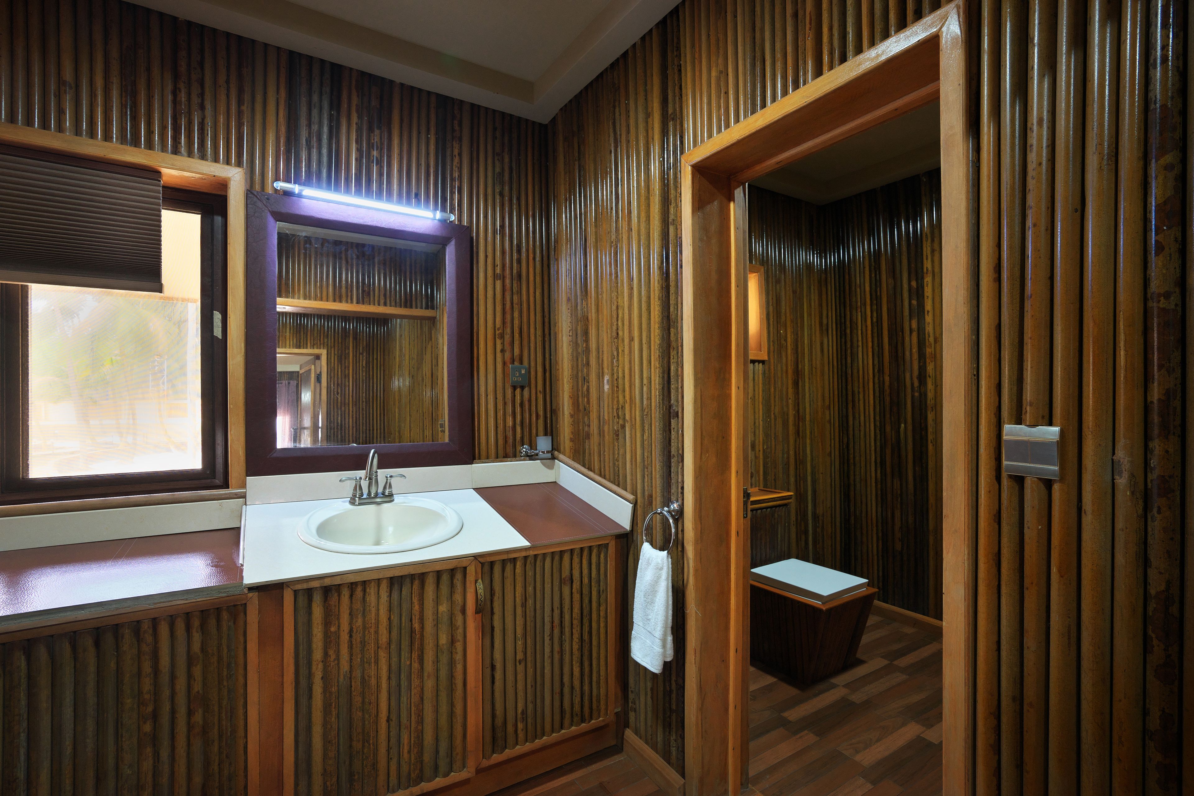 junior suite | bathroom | shower, free toiletries, hair dryer, towels