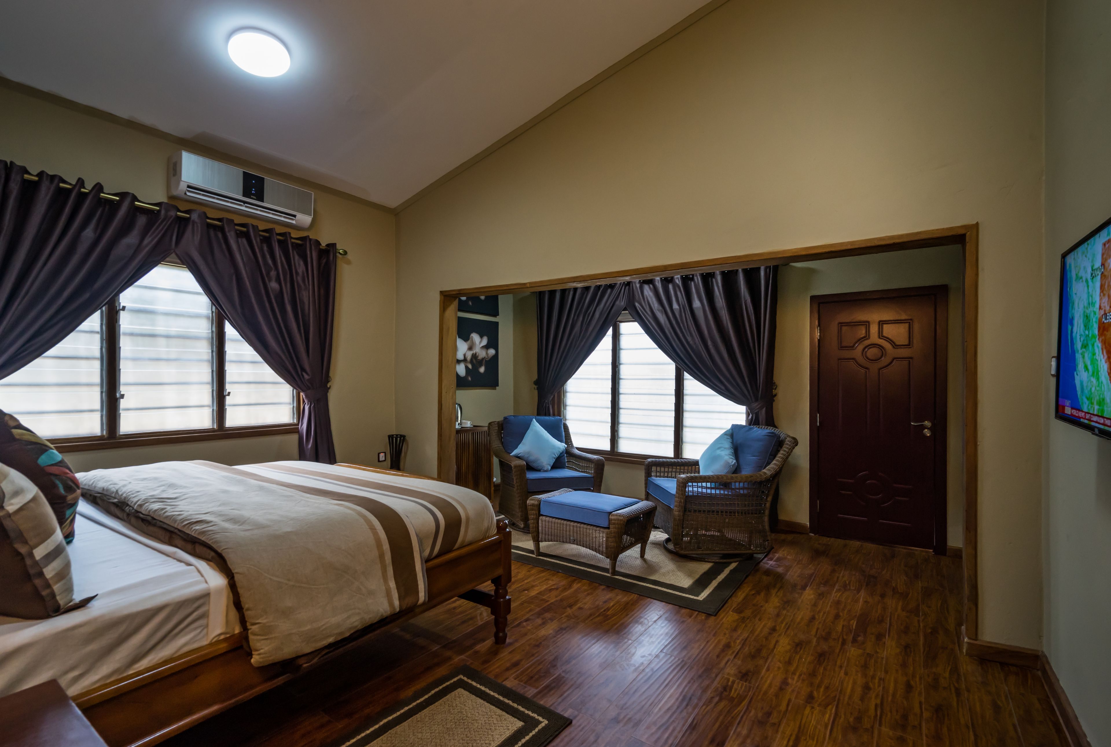 executive suite | hypo-allergenic bedding, in-room safe, desk, laptop workspace