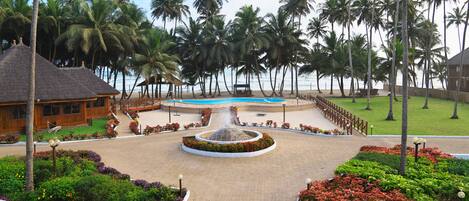 Plage privée, sable blanc, cabines gratuites, chaises longues