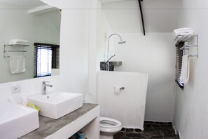 Shower, free toiletries, hair dryer, towels - Karo Villas (Koh Tao)
