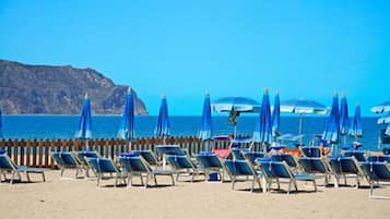 Una spiaggia nelle vicinanze