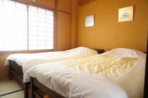 Casa | 4 dormitorios, caja fuerte, escritorio y tabla de planchar con plancha