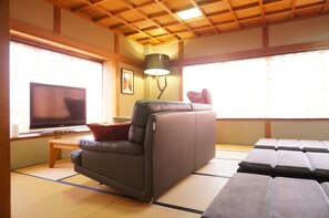 Entire Home | 4 bedrooms, in-room safe, desk, iron/ironing board - Lodging A Takayama (Takayama)