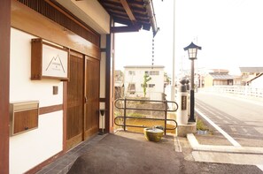 Entrada al alojamiento