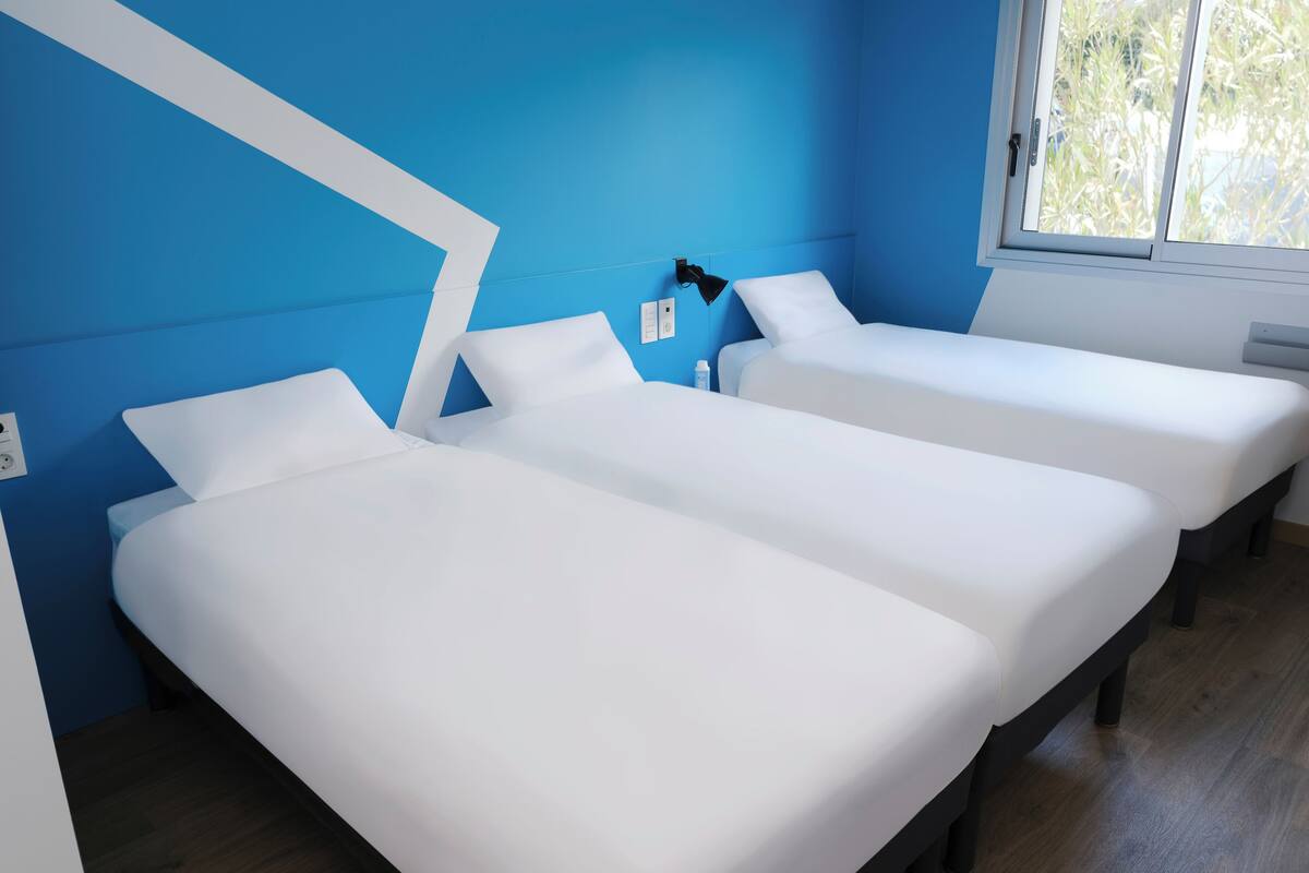 Driepersoonskamer, Meerdere bedden | Een bureau, verduisterende gordijnen, geluiddichte muren, gratis wifi