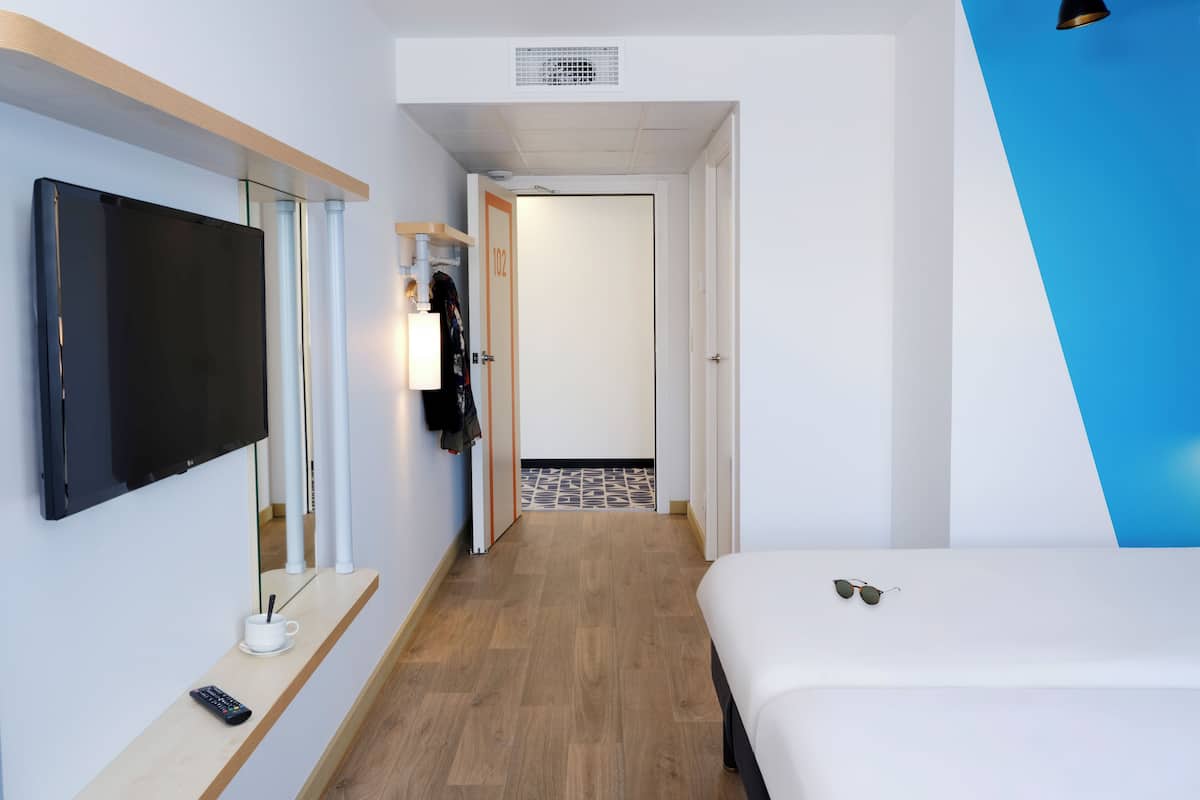 triple room, multiple beds | desk, blackout curtains, soundproofing, free wifi