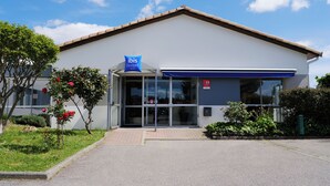 A building with a sign reading "ibis budget hotels". - ibis budget Toulouse Colomiers (Colomiers)